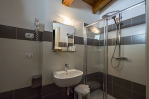 Regadera, toallas, jabón, shampoo