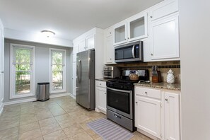 Four Ă micro-ondes, surface de cuisson, lave-vaisselle