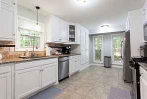 Micro-ondes, plaque de cuisson, lave-vaisselle