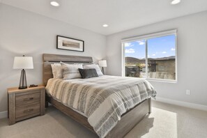 3 bedrooms, desk, iron/ironing board, travel crib