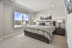 3 chambres, bureau, fer et planche Ă repasser, lit parapluie