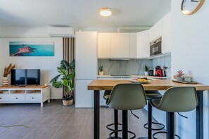Kühlschrank, Mikrowelle, Ofen, Herdplatte