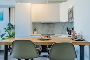 Réfrigérateur, four à micro-ondes, un four, surface de cuisson