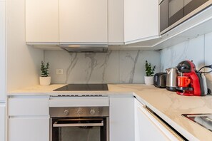 ثلاجة، ميكروويف، فرن، موقد طهي مسطح