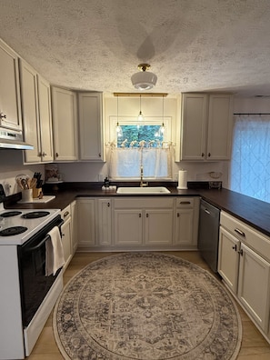 Fridge, microwave, oven, stovetop - The Nook in Kilmarnock Va 3 bedroom (Kilmarnock)