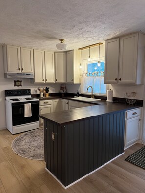 Fridge, microwave, oven, stovetop - The Nook in Kilmarnock Va 3 bedroom (Kilmarnock)