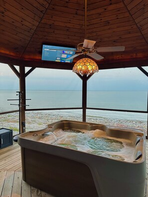 Tina de hidromasaje al aire libre