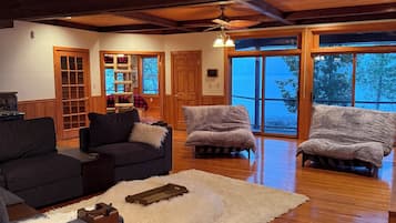 Een televisie en een open haard