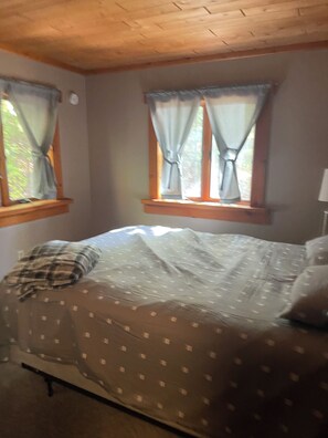 2 bedrooms, WiFi, bed sheets - Charming 2-bedroom cottage in Keeseville with AC (Keeseville)