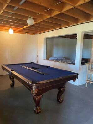 Game room - Charming 2-bedroom cottage in Keeseville with AC (Keeseville)