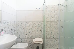 Dusche, Haartrockner, Bidet, Handtücher