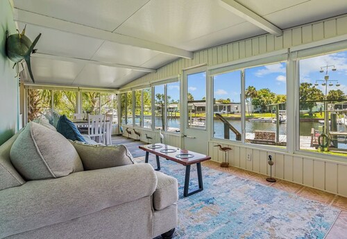 Canal-front home at Shell Point. Relax. Fish. Explore. Swim. Amazing Sunsets!