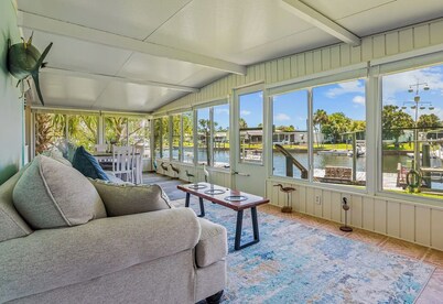 Canal-front home at Shell Point. Relax. Fish. Explore. Swim. Amazing Sunsets!