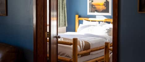 1 habitación, escritorio, tabla de planchar con plancha y wifi