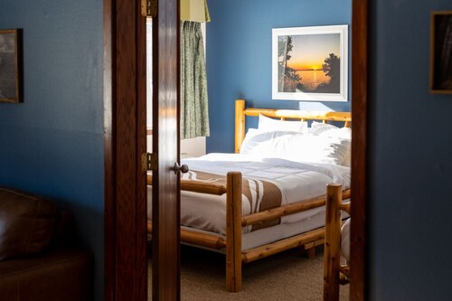 Nisswa Hotel & Suites – Gull Lake Grand Family Suite · King + 2 Queens · Kitchenette