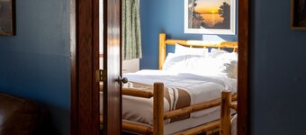 Nisswa Hotel & Suites – Gull Lake Grand Family Suite · King + 2 Queens · Kitchenette