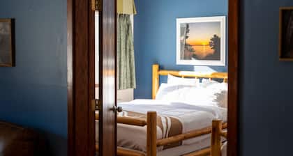 Nisswa Hotel & Suites – Gull Lake Grand Family Suite · King + 2 Queens · Kitchenette