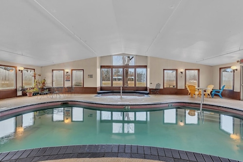 Nisswa Hotel & Suites – 2 Bedroom King + Double Queen #118