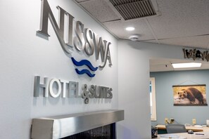 Interior - Nisswa Hotel & Suites – North Long Lake Family Suite · Double Queen · Kitchenette (Nisswa)