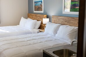 Iron/ironing board, travel cot, WiFi - Nisswa Hotel & Suites – North Long Lake Family Suite · Double Queen · Kitchenette (Nisswa)