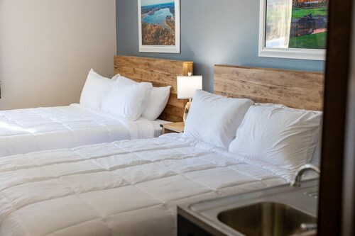 Nisswa Hotel & Suites – North Long Lake Family Suite · Double Queen · Kitchenette