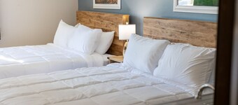 Nisswa Hotel & Suites – North Long Lake Family Suite · Double Queen · Kitchenette