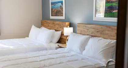 Nisswa Hotel & Suites – North Long Lake Family Suite · Double Queen · Kitchenette