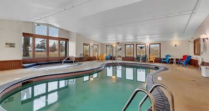 Nisswa Hotel & Suites â North Long Lake Family Suite · Double Queen · Kitchenette