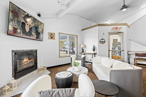 TV, books, offices, printers - Nisswa Hotel & Suites – North Long Lake Family Suite · Double Queen · Kitchenette (Nisswa)