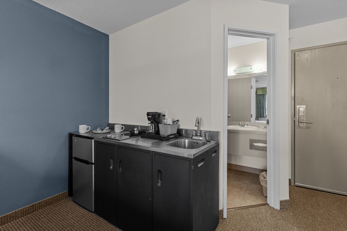 Kühlschrank, Mikrowelle, Wasserkocher mit Kaffee-/Teezubehör, Toaster