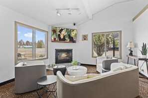 TV, books - Nisswa Hotel & Suites – Gull Lake King with Kitchenette (Nisswa)