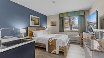 Schreibtisch, Bügeleisen/Bügelbrett, Reisekinderbett, WLAN