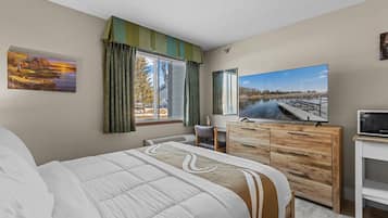 Una scrivania, ferro/asse da stiro, culla da viaggio, Wi-Fi