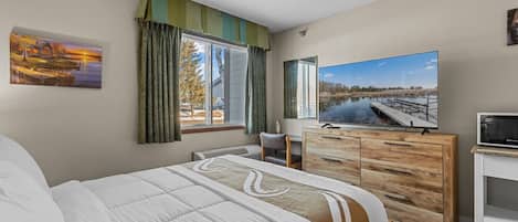 Bureau, fer et planche à repasser, lit parapluie, Wi-Fi