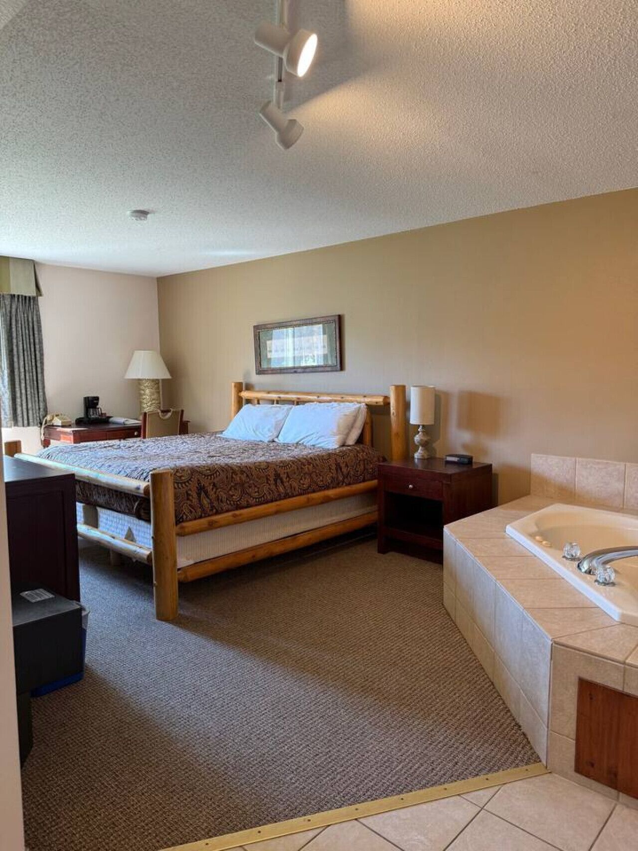 办公桌、熨斗/熨衣板、WiFi