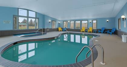 King Jacuzzi Suite – Indoor Pool, Sauna & Near Gull Lake