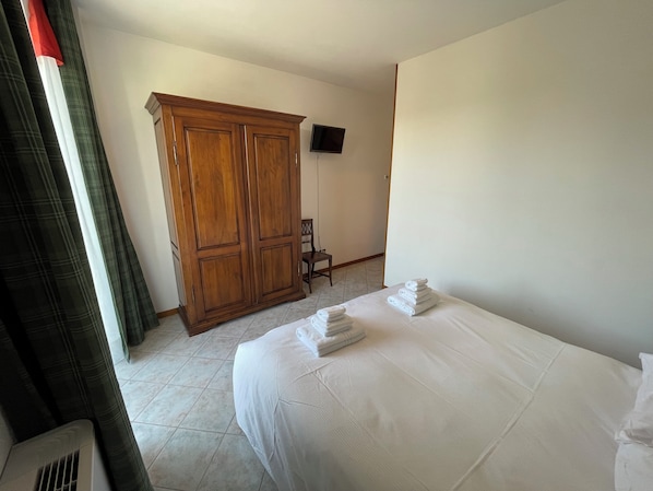 Room, Balcony | Free WiFi