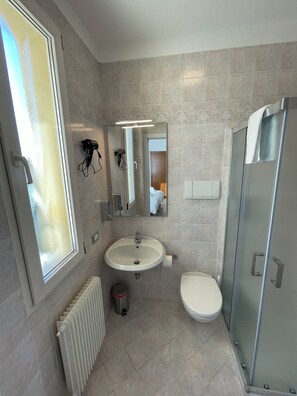 Chambre | Salle de bain | Douche, sèche-cheveux, serviettes fournies, savon