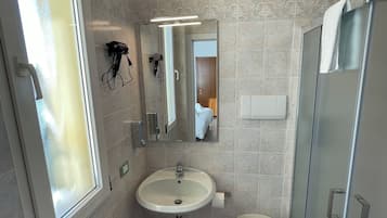 Habitación | Baño | Regadera, secadora de cabello, toallas, jabón