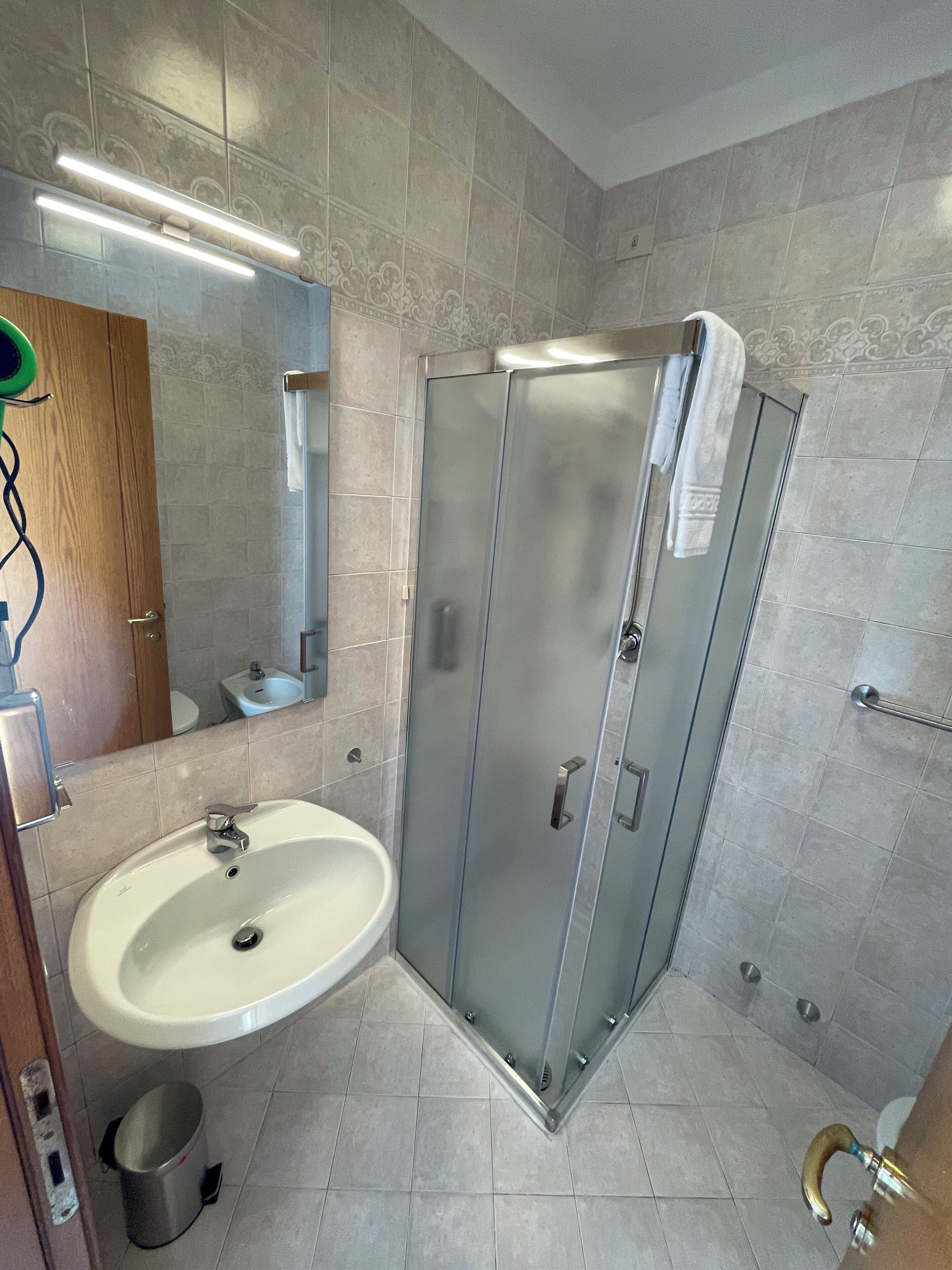 Habitación | Baño | Regadera, secadora de cabello, toallas, jabón 