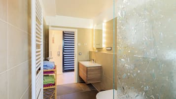Dusche, Haartrockner, Handtücher