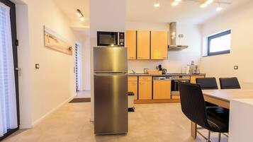 Kühlschrank, Mikrowelle, Ofen, Herdplatte