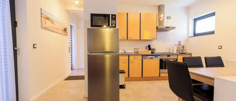 Réfrigérateur, micro-ondes, four, plaque de cuisson