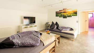 Työpöytä, silitysrauta/-lauta, Wi-Fi, vuodevaatteet