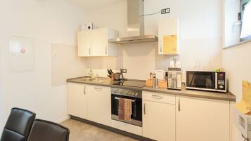 Jääkaappi, mikroaaltouuni, uuni, liesi