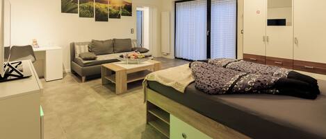 Desk, iron/ironing board, WiFi, bed sheets