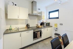 Kühlschrank, Mikrowelle, Ofen, Herdplatte