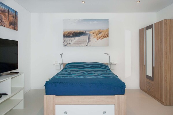 Tabla de planchar con plancha, wifi y ropa de cama