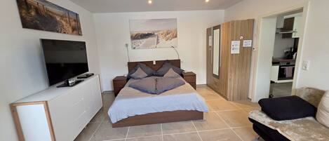 Iron/ironing board, WiFi, bed sheets