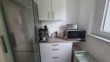 Jääkaappi, mikroaaltouuni, uuni, liesi